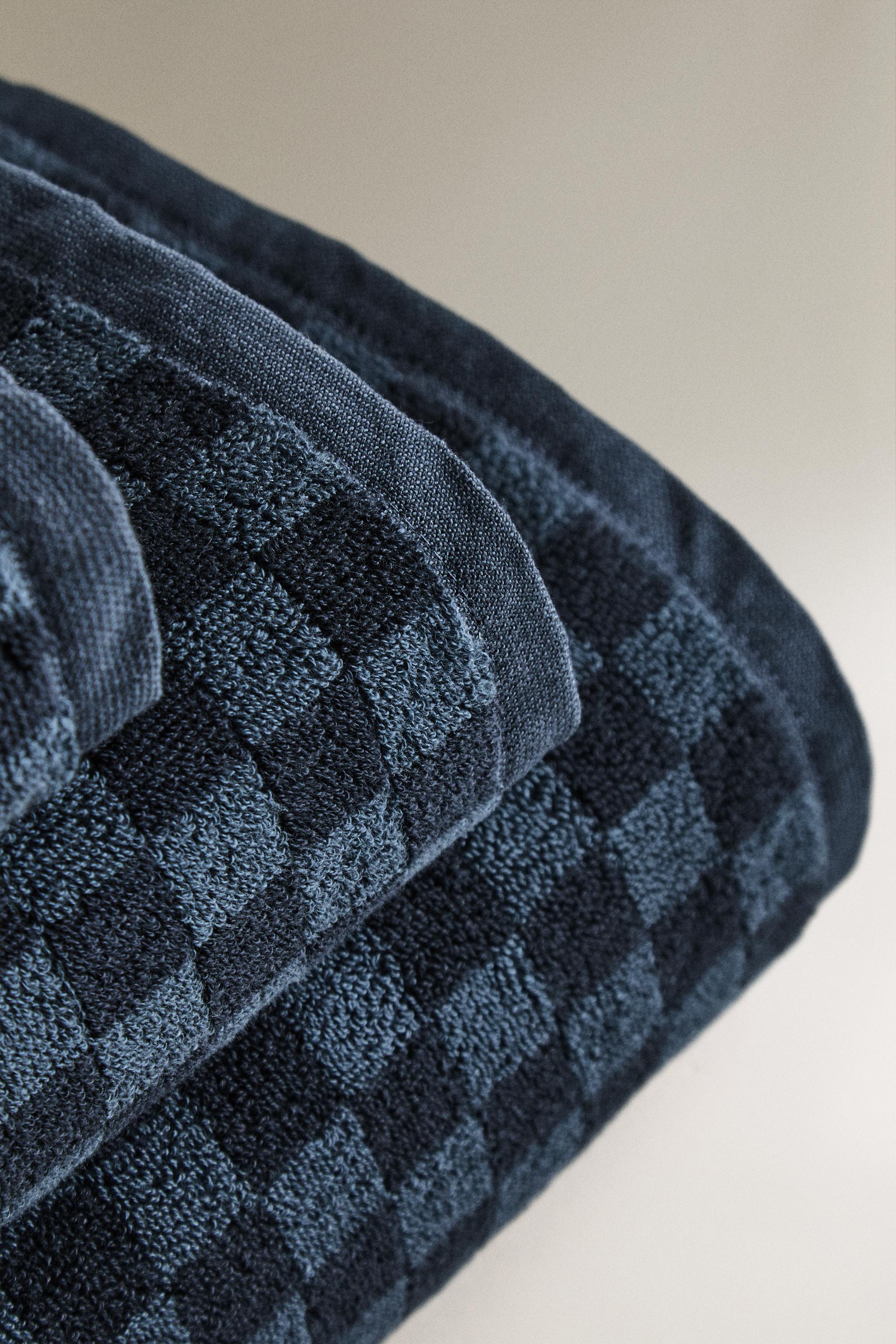 CHECKERBOARD BATH TOWEL